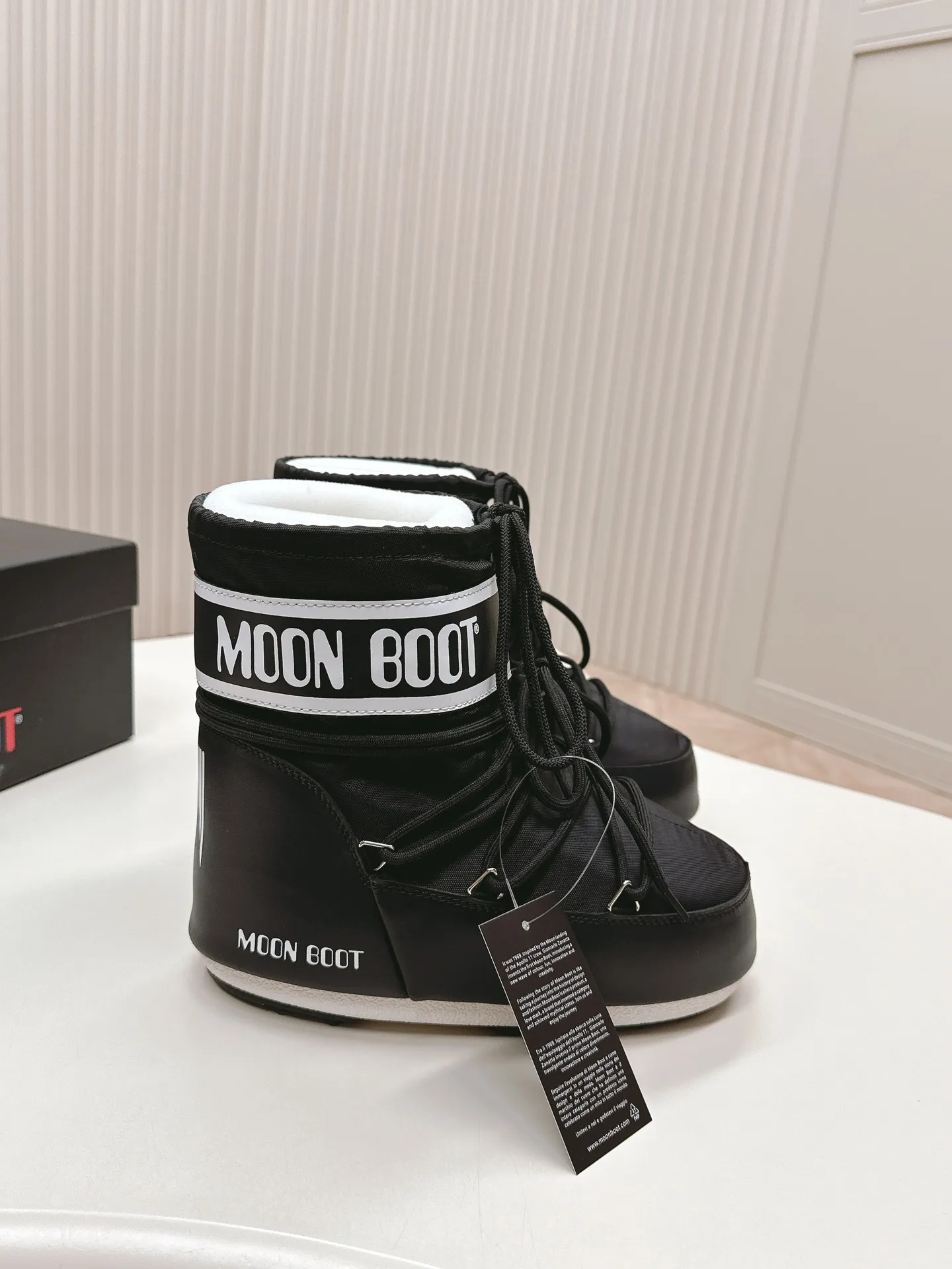 Men's shoes pP600! Fabric short boots Moon Boot 24ss The latest snow boots series for autumn and winter... Ugly snow short boots Forget UGG, fashionable people are wearing Moon Boot snow boots. If you find it difficult to accept the revival of UGG, now there is a more alternative snow boot that is back. It is 4 cm taller. That is the Moon Boot. It was already very popular in the millennium. Paris Hilton, Victoria Beckham and other celebrities often wore it, and now the Y2K trend is popular again. The same QQ show outfit worn by young children. The ugly snow boots that have been shown by thousands of people have become popular again. They are not distinguished between men and women. They look slim and warm and easy to wear. Fabric: 70% cotton and 30% plastic. Lining: 100% silk cotton liner. Feet: 100% silk cotton liner. Outsole: thermoplastic rubber. Bottom thickness: 4cm. Size: #35-41 (41 customization is not returnable).